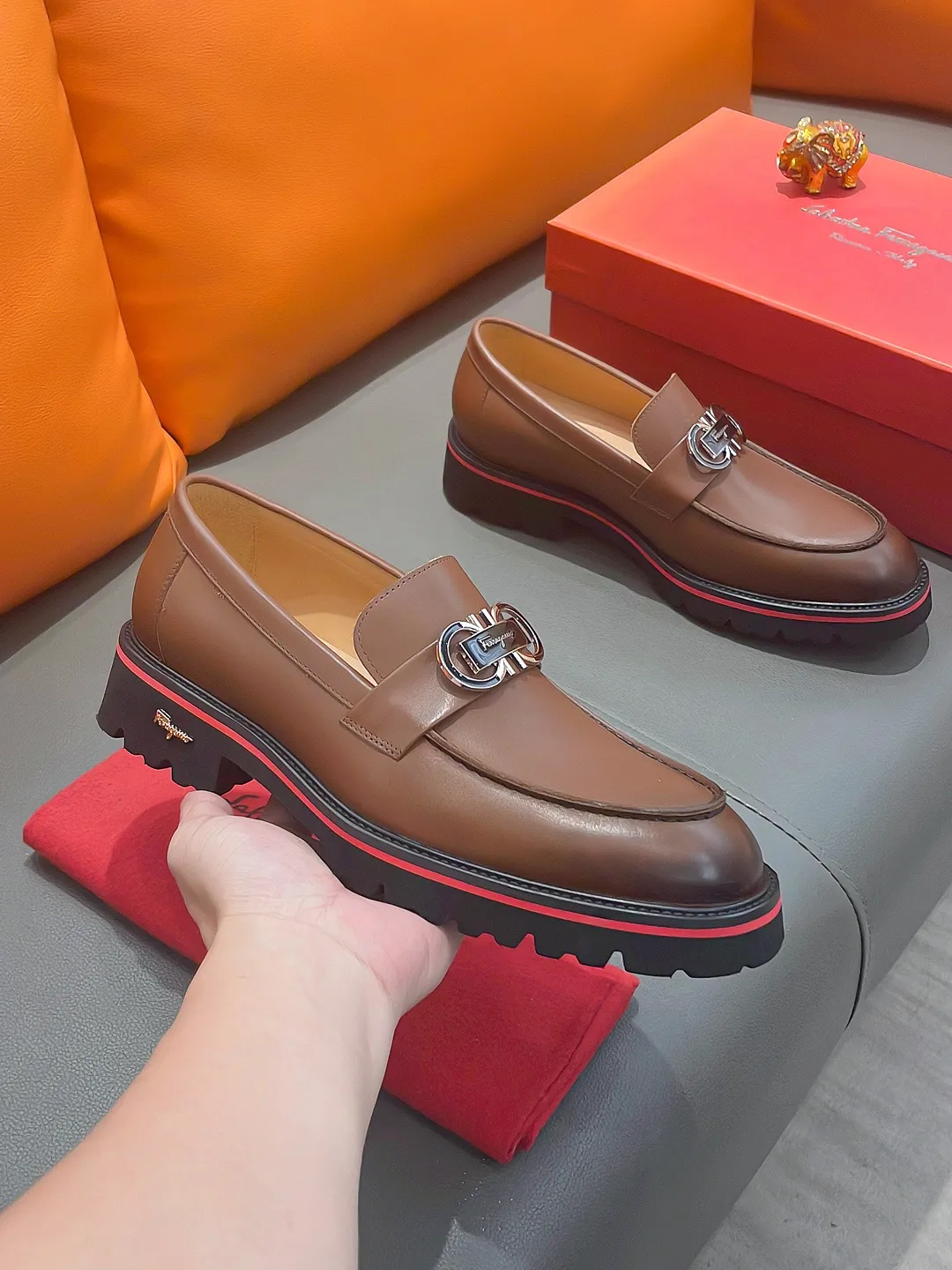 Men's shoes FERRAGAMO "Ferragamo" P540 Regular size: 39-44 (38, 45, 46, 47 customized) (suit shoes) Product materials: Selected first-layer cowhide upper, imported sheepskin lining; original outsole.